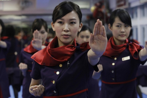 Стюардессы в японии. Hong Kong Airlines стюардессы. Hong Kong Airlines бортпроводники. Китайские стюардессы. Школа китайских стюардесс