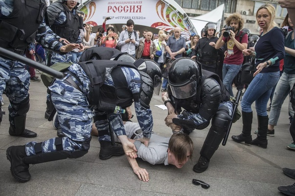 Михаил Мишустин обеспечил надбавками силовиков, которые присутствуют на митингах Премьер-министр установил специальную надбавку для полицейских и росгвардейцев, которые обеспечивают охрану