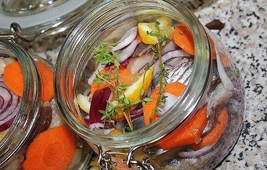 9 ВКУСНЫХ МАРИНАДОВ ДЛЯ РЫБЫ Соленая рыба один из самых любимых деликатесов. Из нее можно приготовить множество блюд, но даже обычный бутерброд с такой рыбкой превращается в настоящий праздник