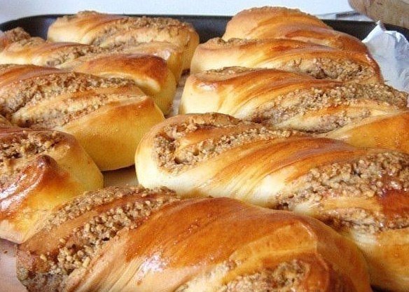Изумительно нежные ореховые булочки НУЖНО: Для теста: Мука 1 кг Сахар 130 г Соль 2 ч. л. Свежие дрожжи 42 г или Сухие дрожжи 20 г Теплое молоко 500 мл. Сливочное масло мягкое 150 г Подсолнечное