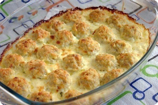 Куриные шарики в сырно-сливочном соусе,никто не устоит Понадобится:-500 гр. куриного филе-1 луковица- 1 яйцо-3 зубчика чеснока-200 мл сливок-150 гр. твердого сыраКак готовить:1. Куриное филе