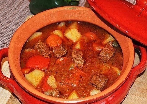 ВКУСНЫЕ РЕЦЕПТЫ В ГОРШОЧКАХ Отличный вариант на ужин 1.Жаркое из курицы по-русскиИНГРЕДИЕНТЫ:Курица весом примерно 1 кг, 400г репчатого лука, 50г изюма, 50г ядер грецкого ореха, 50г свежих