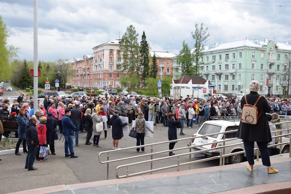 В Северске прошел митинг за отставку мэра и гордумы В Северске прошел митинг за отставку мэра и гордумы