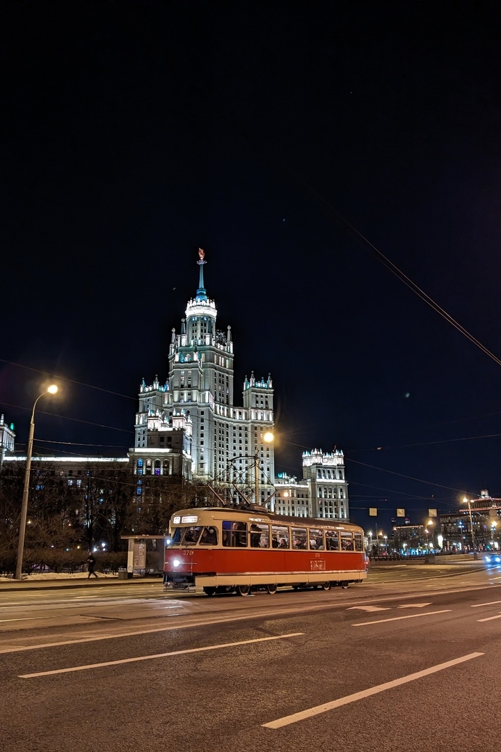 Первая экскурсия на ретро трамвае Tatra-T2 прошла накануне вечером в Москве Это картинка