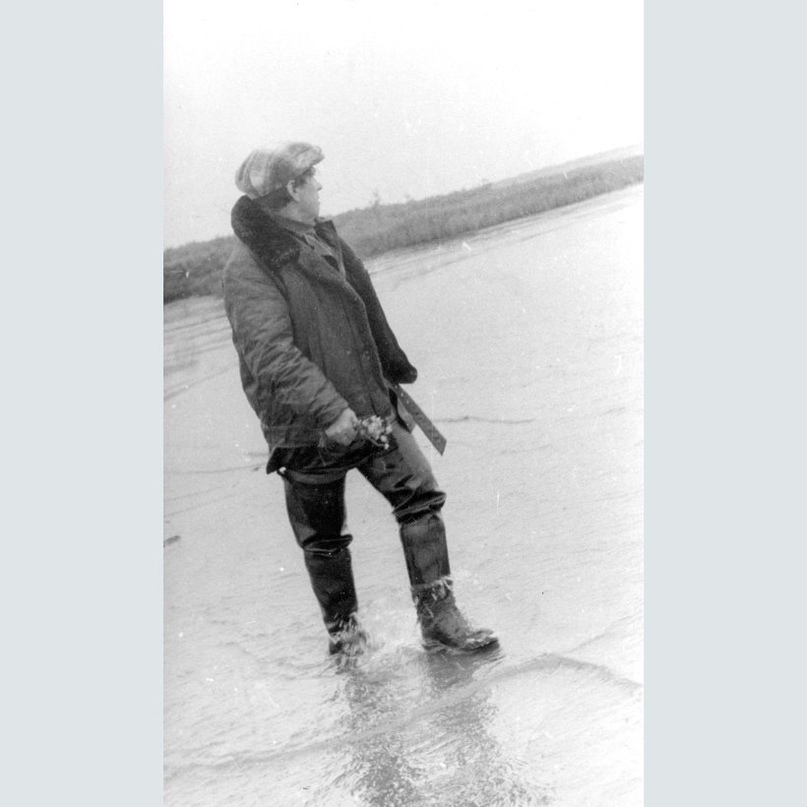 Фёдор Абрамов на берегу Печоры. 1981 год
